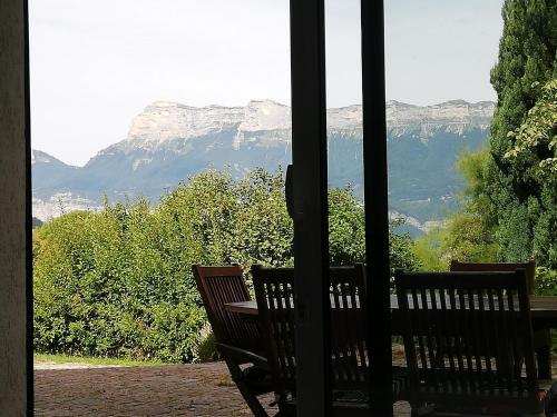 een veranda met 2 banken en uitzicht op een berg bij Appartement 40m2 avec terrasse et vue superbe in Theys