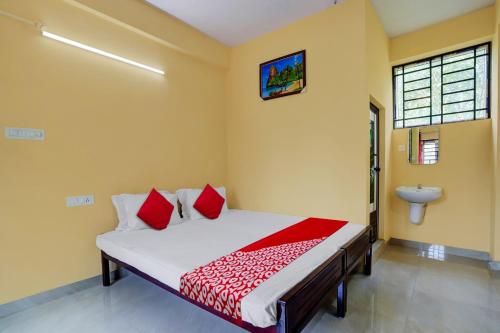מיטה או מיטות בחדר ב-OYO Flagship Souparnika Residency