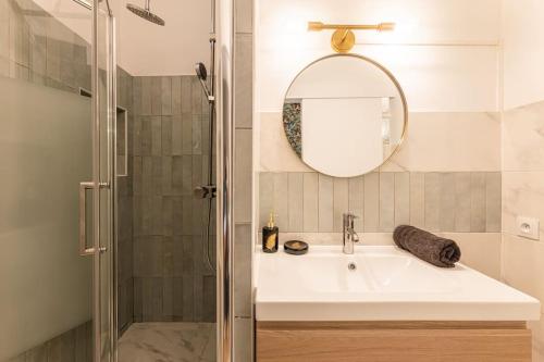 une salle de bain avec un lavabo et un miroir dans l'établissement GARE DE LYON 12e, suite 1 chambre 2 à 4P, à Paris