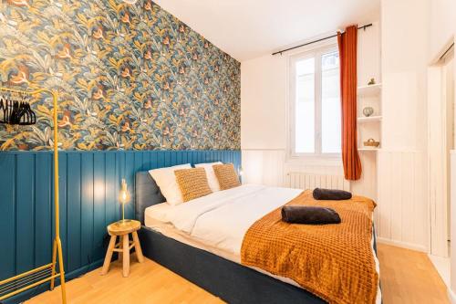 - une chambre avec un lit et un mur coloré dans l'établissement GARE DE LYON 12e, suite 1 chambre 2 à 4P, à Paris