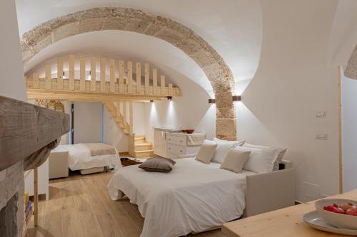 1 dormitorio con 1 cama blanca grande en una habitación en Casa Caniglia 34 - YourPlace Abruzzo, en Rivisondoli