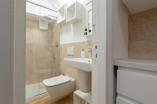 y baño con aseo, lavabo y ducha. en Casa Caniglia 34 - YourPlace Abruzzo, en Rivisondoli