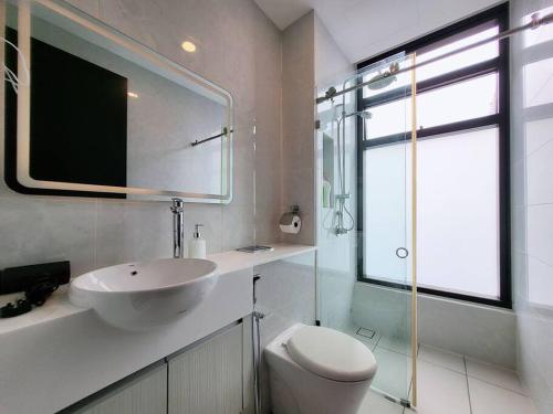 een badkamer met een wastafel, een toilet en een raam bij [RARE FIND Sky Infinity Pool] 4 pax, 2 Rooms in Johor Bahru