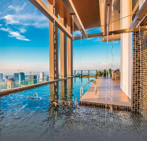 een zwembad bovenop een gebouw met uitzicht bij [RARE FIND Sky Infinity Pool] 4 pax, 2 Rooms in Johor Bahru