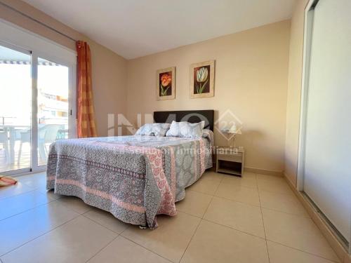 1 dormitorio con 1 cama con mesa en Salida directa al Paseo Marítimo de La Horta 110B - INMO22, en Cambrils