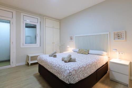 バルセロナにあるStay Barcelona Rosselloのベッドルーム1室(枕2つ付)