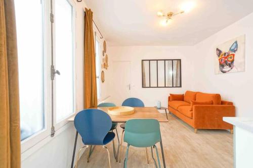 un salon avec une table, des chaises et un canapé dans l'établissement GRAND BOULEVARD, OPÉRA, suite 1 chambre 2 à 4P, à Paris