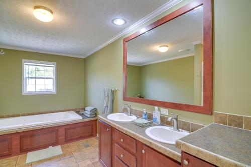 ein Badezimmer mit zwei Waschbecken und einem großen Spiegel in der Unterkunft Quiet Albany Retreat Near Dale Hollow Lake! in Albany