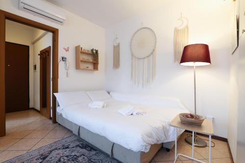a bedroom with a bed and a table and a lamp at PrimoPiano - Saccardo in Milan
