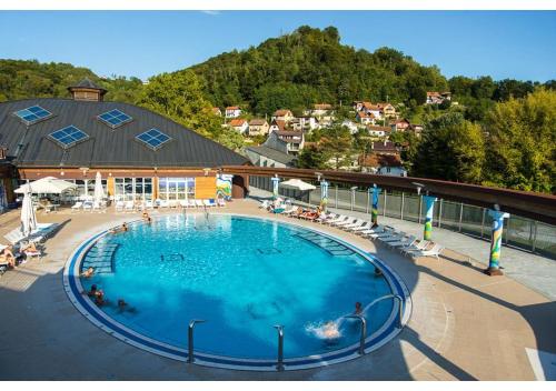 uma vista superior de uma piscina num resort em Apartma Thermos em Krapinske Toplice