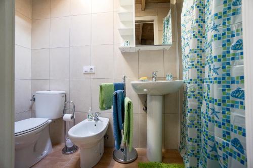 エル・メダノにあるPetunia 75のバスルーム(洗面台、トイレ、シャワー付)