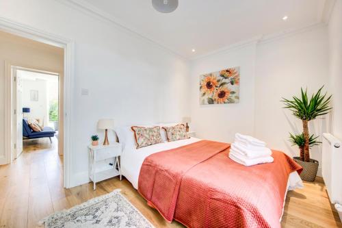 ロンドンにあるLittle Venice UK Bright & Stylish garden apartmentのベッドルーム1室(赤い毛布付きのベッド1台付)