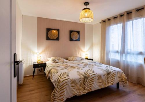a bedroom with a bed and two lamps and a window at Le Carrousel Avec Parking Privé in Dijon