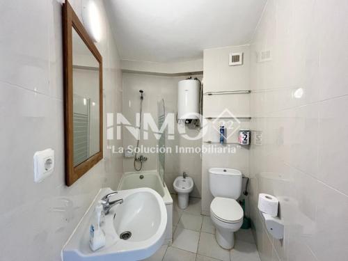 カンブリルスにあるApartamento frontal mar 115A -INMO22のバスルーム(洗面台、トイレ、鏡付)