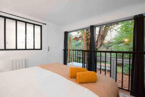 Llit o llits en una habitació de MONTMARTRE Sacré-Coeur, appartement jardin 6 à 8P