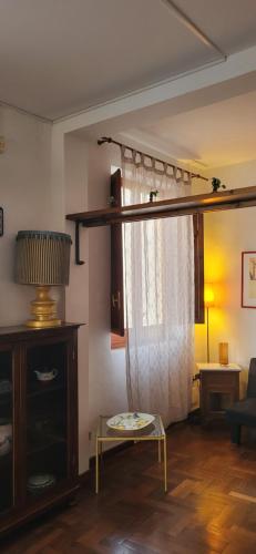 uma sala de estar com uma mesa e uma janela em PerlaMarina em Trapani