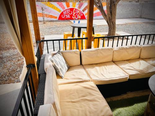 un divano sul portico di una casa di Casa Charleston-3BR-2Bath-HOT TUB-Pet Friendly-No Pet Fees! ad Albuquerque