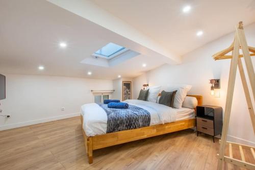 une chambre avec un lit et une télévision dans l'établissement NOTRE DAME, ODÉON 5e, Triplex 2 salles de bain, à Paris