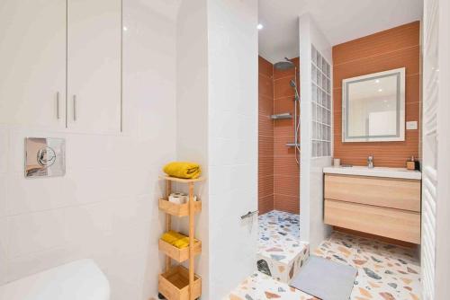 a bathroom with a sink and a mirror at Villa Triomphe 6/8P, Porte Maillot / Champs Élysée in Paris