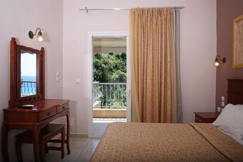1 dormitorio con cama, espejo y ventana en Alexandrina en Mola Kalyva
