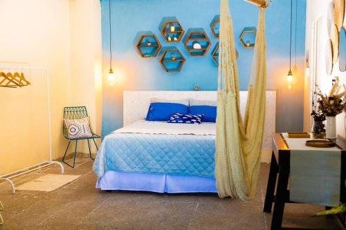 a bedroom with a bed and a blue wall at Acogedor Loft, Playa Las Flores in La Libertad