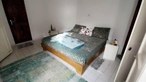 a small bedroom with a bed in a room at ParadisPlage, 1 min de la mer in Saly Portudal