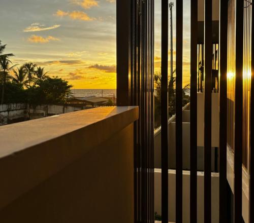- un balcon offrant une vue sur l'océan dans l'établissement Sea Esta Villa Mount Lavania, à Ratmalana