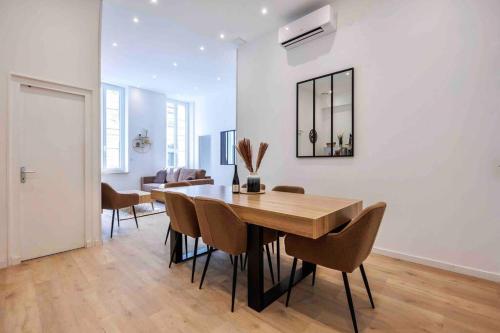 une salle à manger avec une table et des chaises dans l'établissement VIEUX PORT, FÉRREOL 6ème, appartement 8 personnes, à Marseille