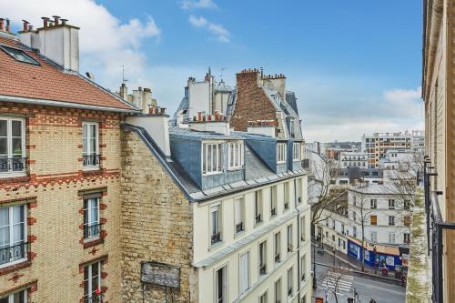 - une vue sur les toits des bâtiments d'une ville dans l'établissement Huni Hôtel, à Paris