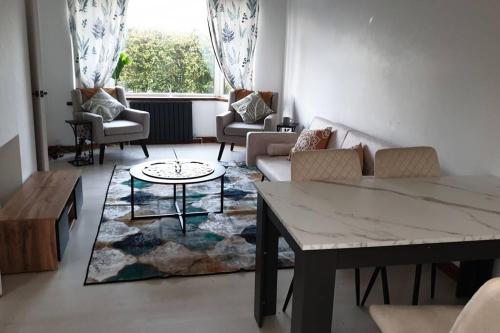 - un salon avec un canapé et une table dans l'établissement Opulent 4 bed house with parking, à Manchester