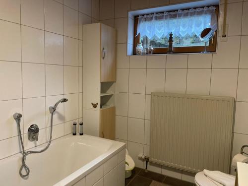 Vonios kambarys apgyvendinimo įstaigoje Appartio - Ferienwohnung "Dorfblick" - 6 Personen - Netflix - Waschmaschine