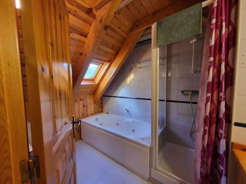 y baño grande con bañera y ducha. en Duplex en la Vall de Boí, plena naturaza en Bohí