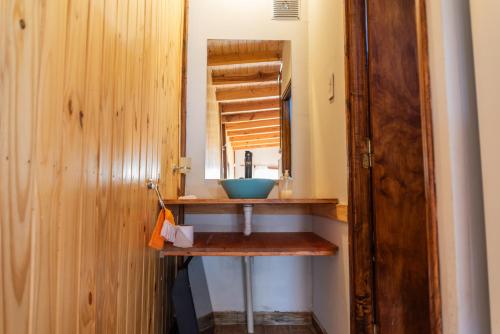 y baño con lavabo y espejo. en Lupulito Lodge Cabañas de Montaña en Luján de Cuyo