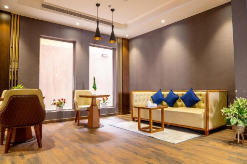 uma sala de espera com um sofá amarelo e almofadas azuis em SUITS HOTEl تشغيل مؤسسه سويت لتشغيل الفنادق em Jidá