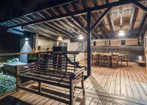 une terrasse en bois avec un banc sur une terrasse en bois dans l'établissement La Maison du Lac - Passerelles de Monteynard, à Lavars