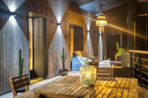 eine Lobby mit einem Tisch und einer Vase darauf in der Unterkunft La Maison du Lac - Passerelles de Monteynard in Lavars