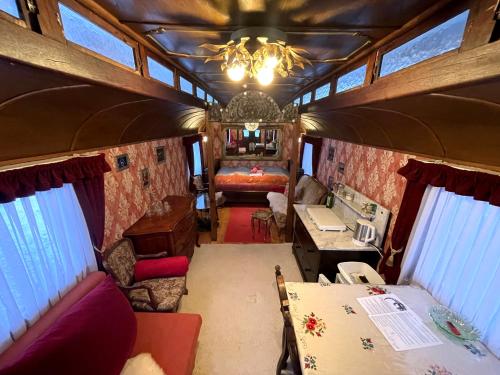 Posezení v ubytování Historischer Zirkuswagen mit Terrasse und Blick ins Grüne
