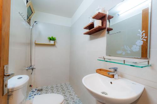 ホーチミン・シティにあるPasteur Home 4のバスルーム(洗面台、トイレ、鏡付)