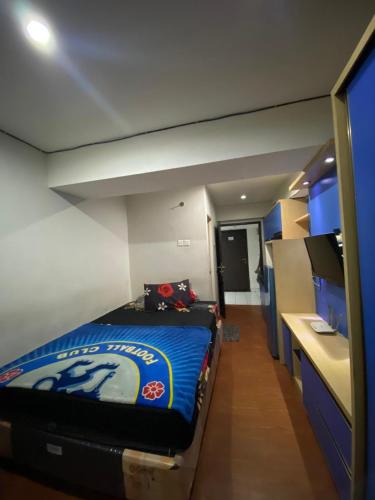 un dormitorio con una cama de tigres detroit detroit en K&G homestay, en Bandung