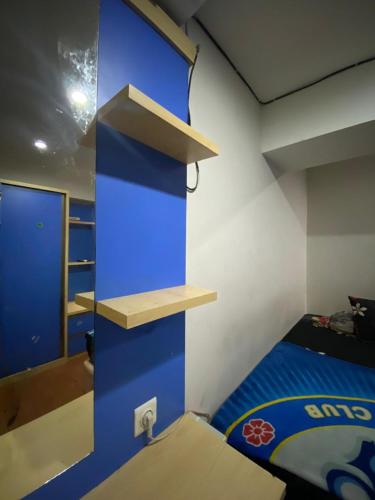 萬隆的住宿－K&G homestay，一间设有蓝色墙壁和一张双层床的客房