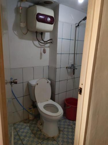 萬隆的住宿－K&G homestay，一间带卫生间和水箱的小浴室
