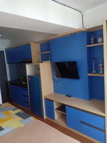 a room with blue cabinets and a blue wall at K&G homestay in Bandung