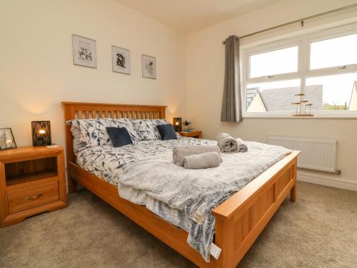 a bedroom with a bed and a large window at Harley's Hideaway in Appledore