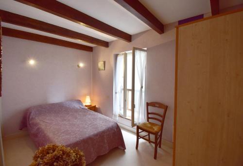アジャンにあるAgréable maison de villeのベッドルーム1室(ベッド1台、椅子、窓付)