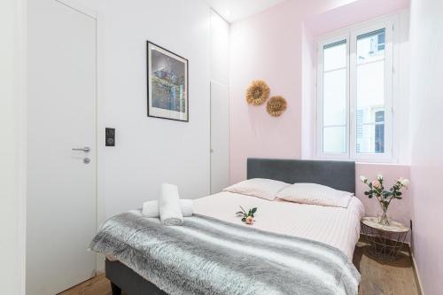 une chambre avec un lit et une fenêtre dans l'établissement Garibaldi Square - Cozy 1 Bdr Old Town, à Nice