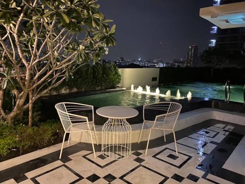 a table and chairs on a rooftop with a fountain at chateau in-town Near Chatuchak in Ban Yang