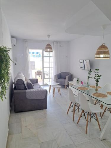 sala de estar con sofá y mesa en Dúplex 4, primera línea de Playa, en Sanlúcar de Barrameda