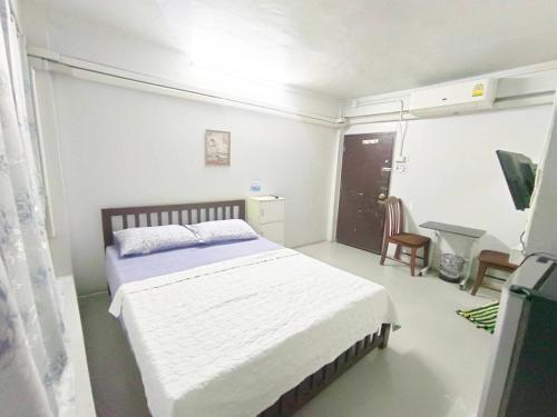 - une chambre avec un lit dans une pièce dotée d'une fenêtre dans l'établissement ห้องพักสุขสบายวังหลัง, à Bangkok