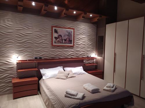 - une chambre avec un lit et 2 serviettes dans l'établissement Villetta di montagna, à Foza