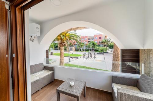 um quarto com uma janela, um sofá e uma mesa em Apartamento BORA em Morro del Jable